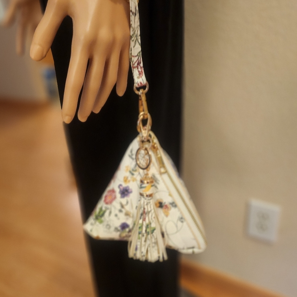 Prom Floral White PYRAMID Clutch with Tassel, FAUX LEATHER EUC - Picture 8 of 16